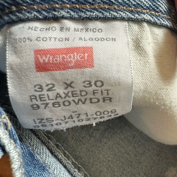 Wrangler Relaxed Fit Distressed Jeans size 32x30 - Picture 5 of 5